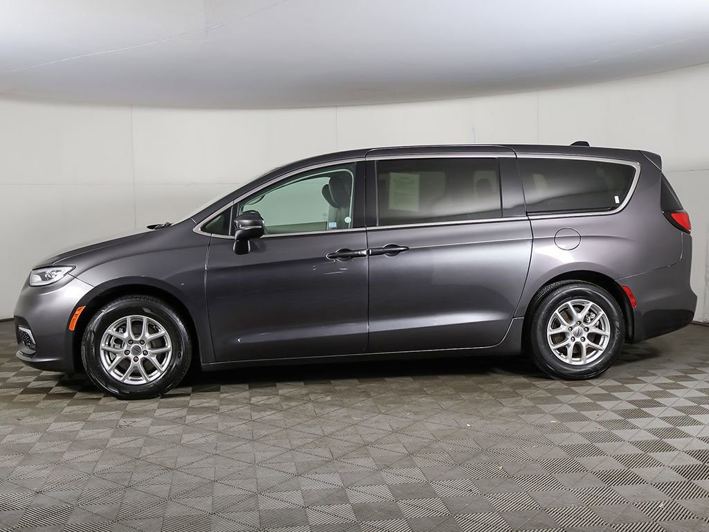 Used 2023 Chrysler Pacifica Touring-L FWD image 19