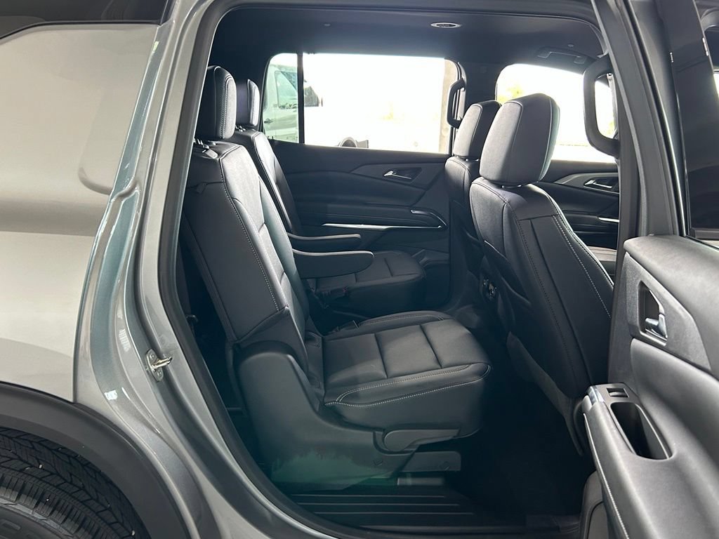 Used 2026 Chevrolet Traverse LT w/ Midnight/Sport Edition FWD image 39
