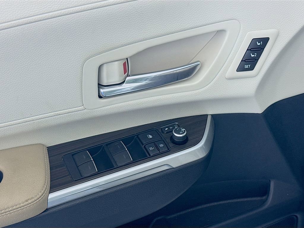 Used 2021 Toyota Sienna Limited image 18