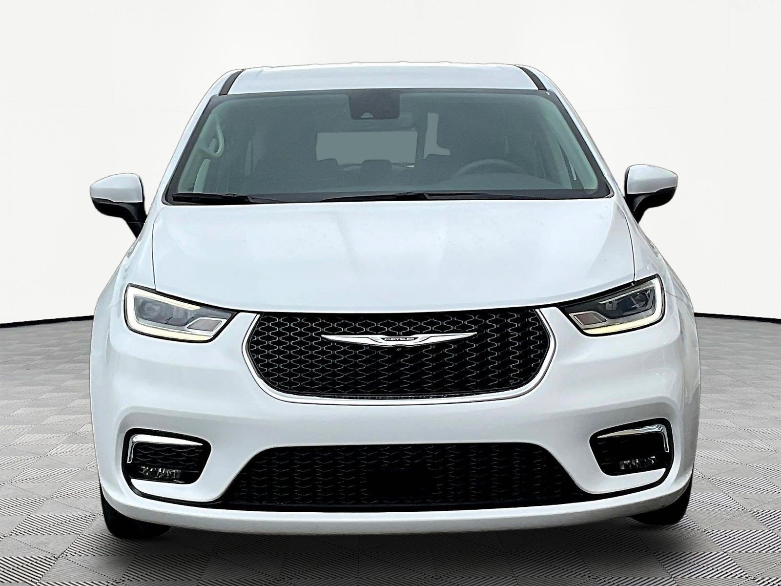 Used 2023 Chrysler Pacifica Touring-L FWD image 2