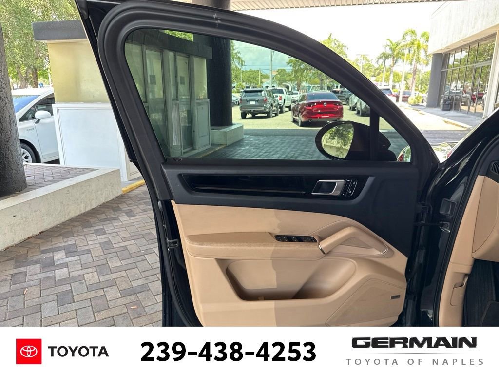 Used 2021 Porsche Cayenne AWD/4WD image 18