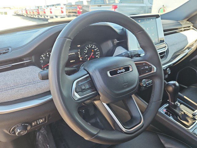 Used 2025 Jeep Compass Latitude AWD/4WD image 11