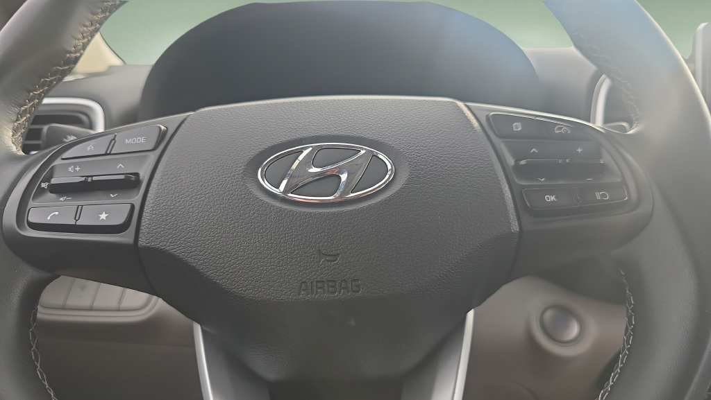 Certified 2025 Hyundai Venue SEL FWD image 12