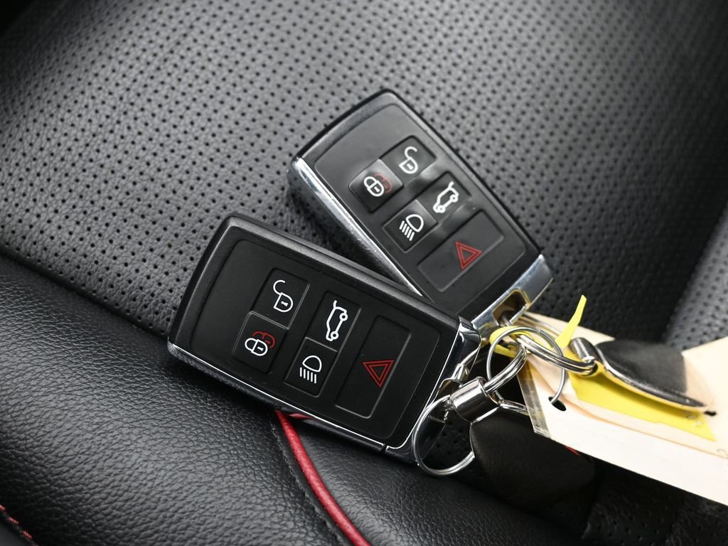 Used 2020 Land Rover Discovery Sport SE R-Dynamic image 18