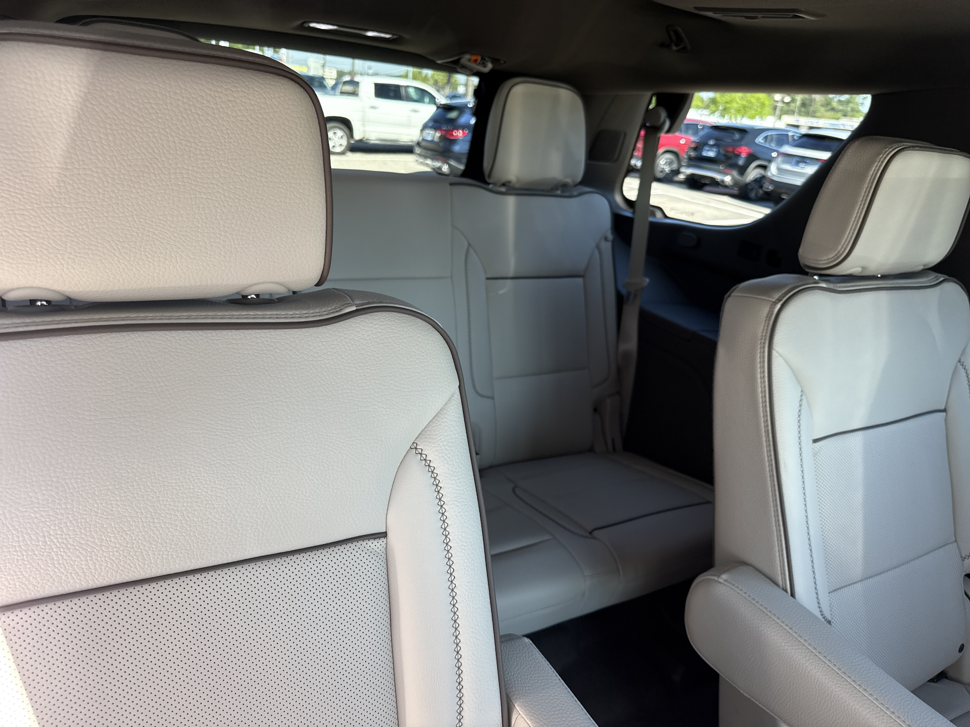 Used 2025 GMC Yukon Denali w/ Sun & Power Step Package AWD/4WD image 9