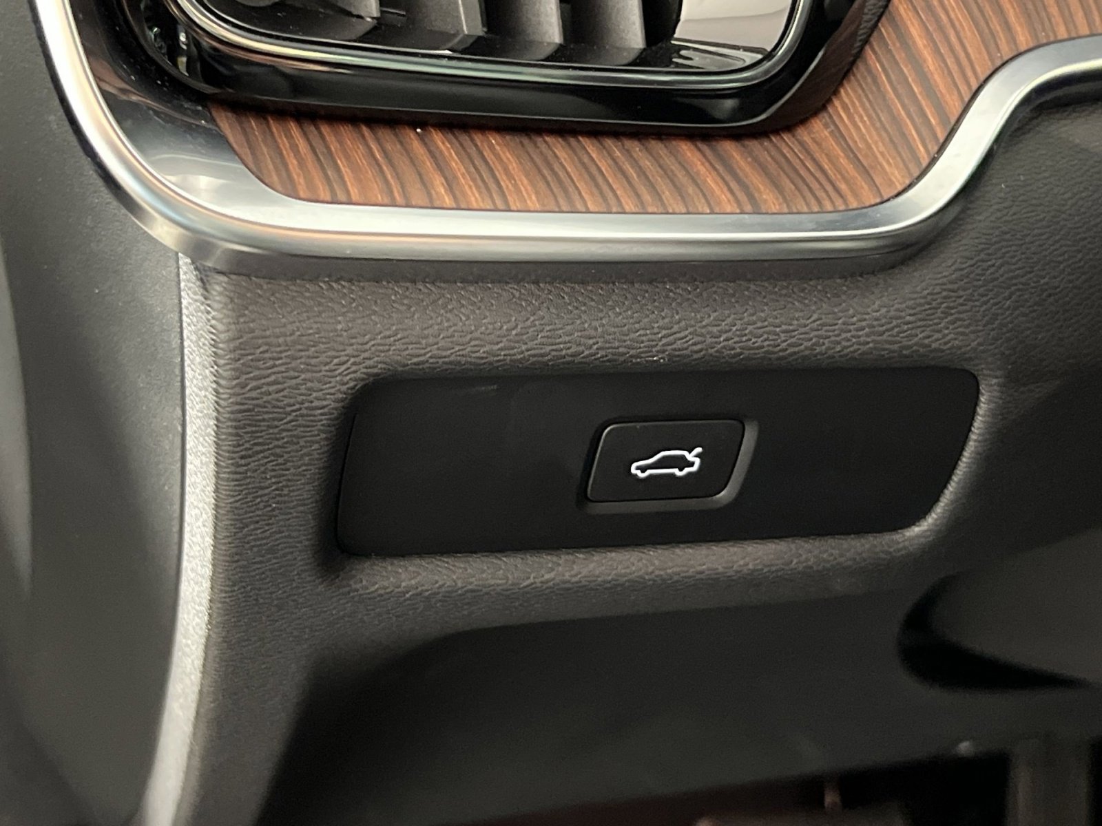 Used 2024 Volvo V60 B5 Cross Country Plus w/ Protection Package Premier image 31