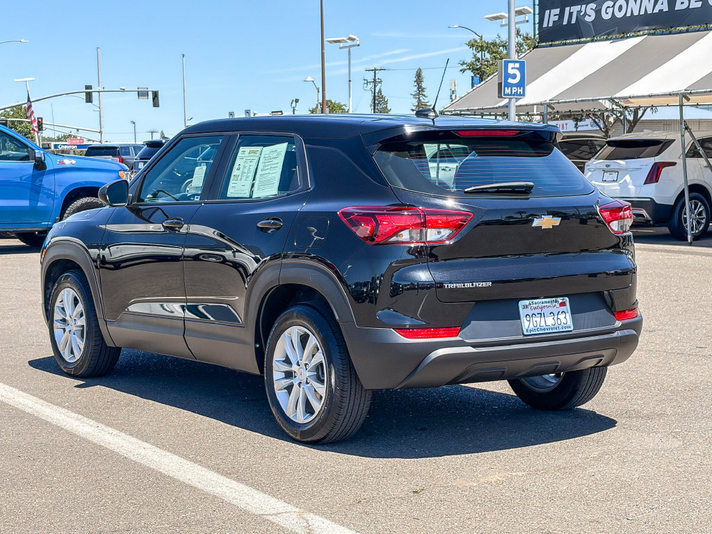 Used 2023 Chevrolet TrailBlazer LS FWD image 2