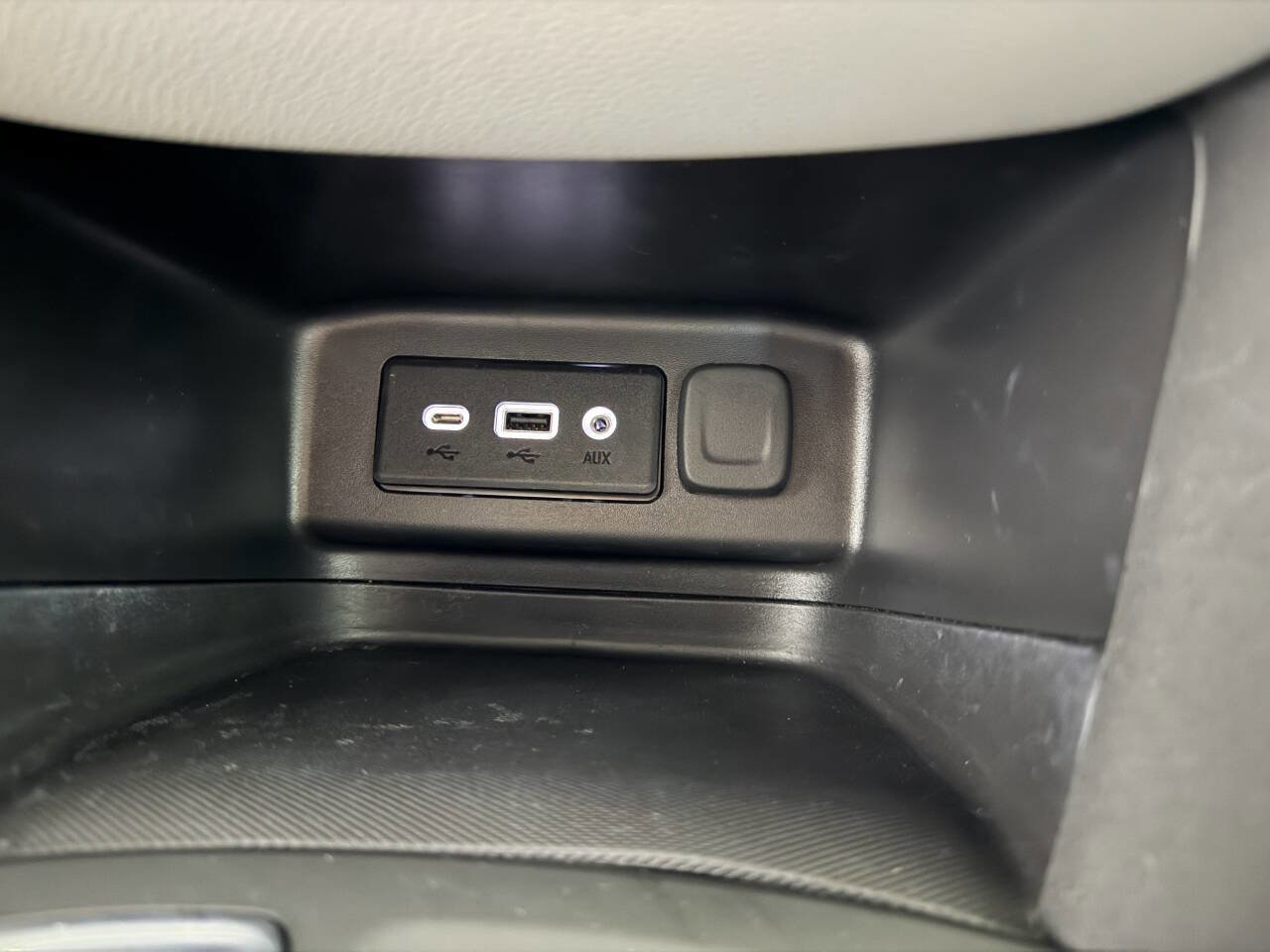 Used 2022 Chevrolet Equinox LS AWD/4WD image 3