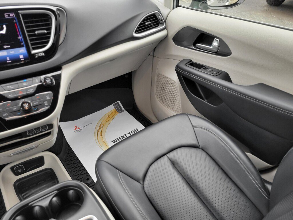 Used 2024 Chrysler Pacifica Touring-L image 13
