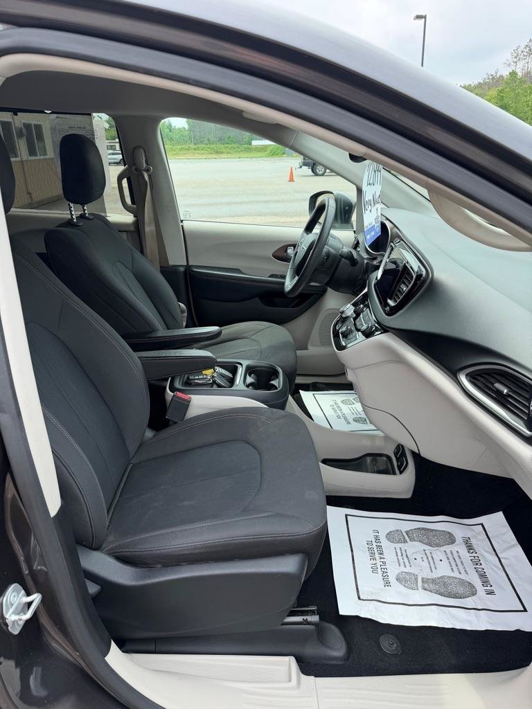 Used 2017 Chrysler Pacifica Touring Plus FWD image 29