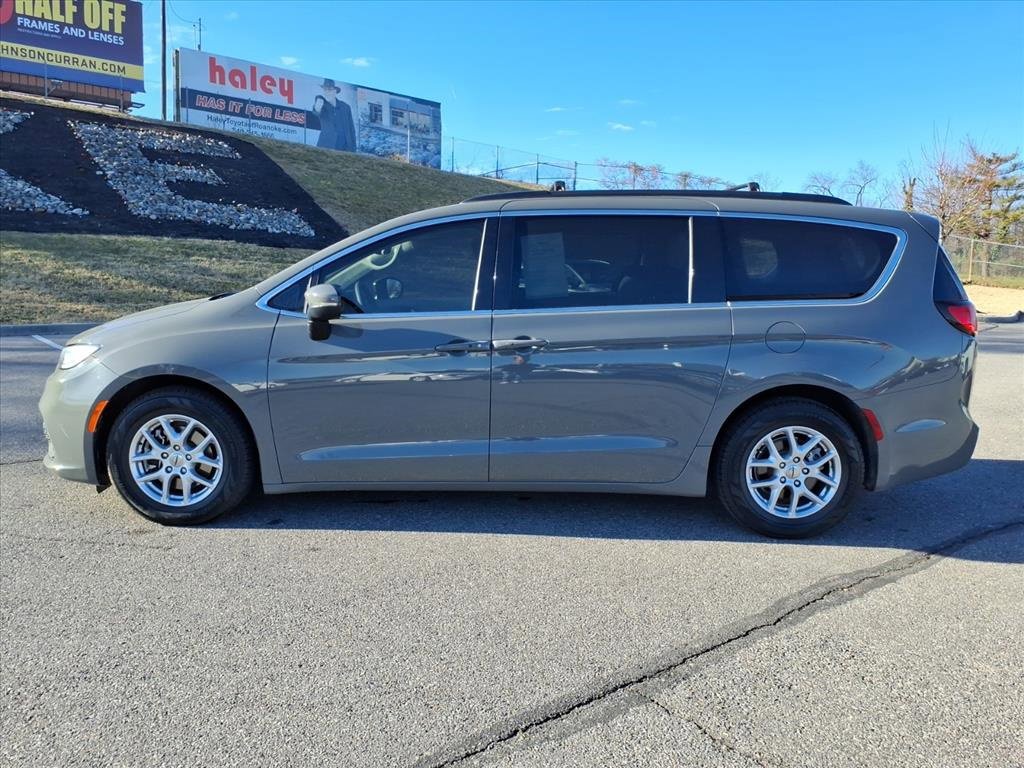 Used 2023 Chrysler Pacifica Touring-L image 8