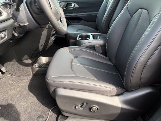 New 2027 Chrysler Pacifica Select FWD image 9