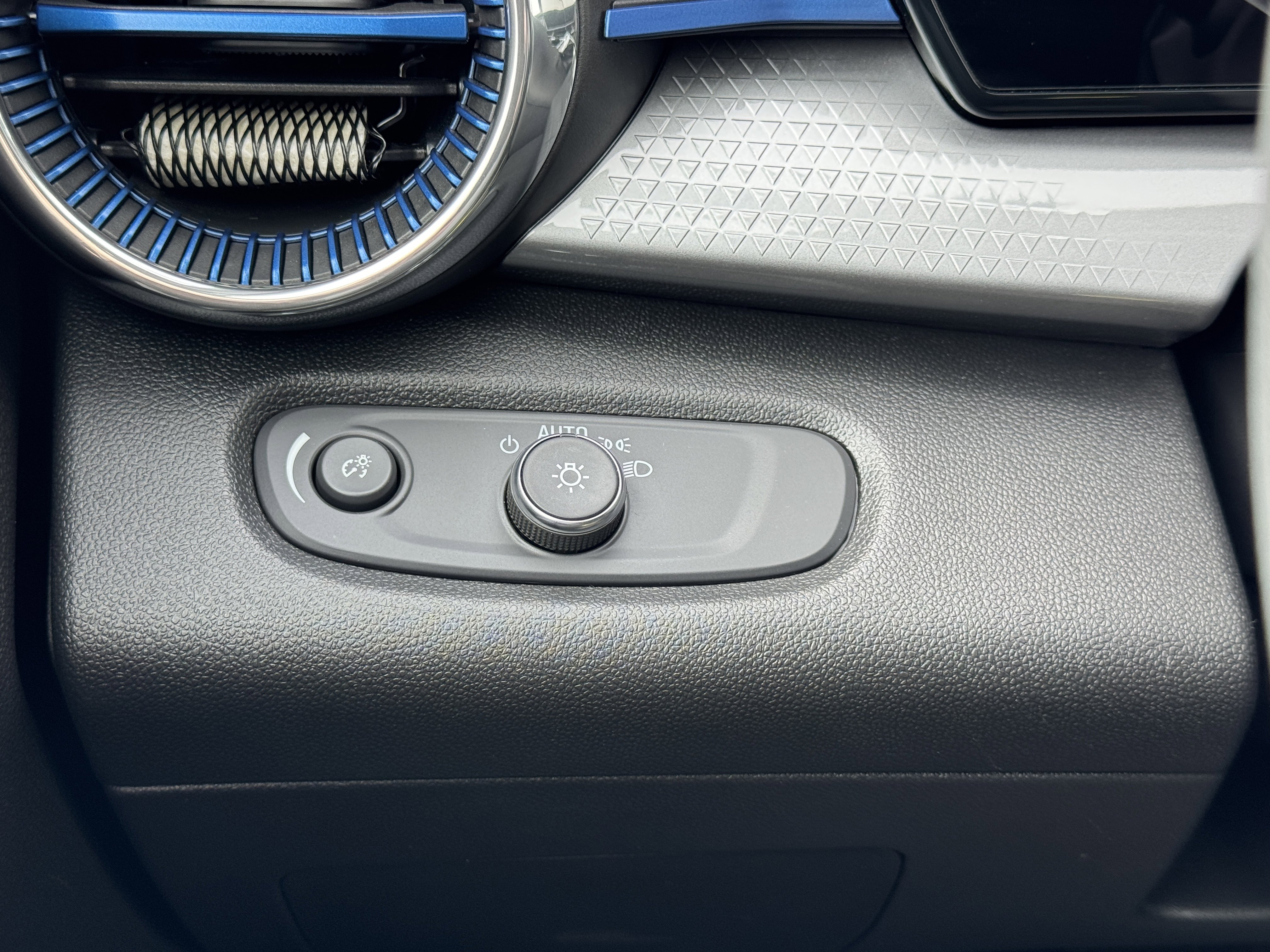 Used 2025 Chevrolet Trax LT image 31