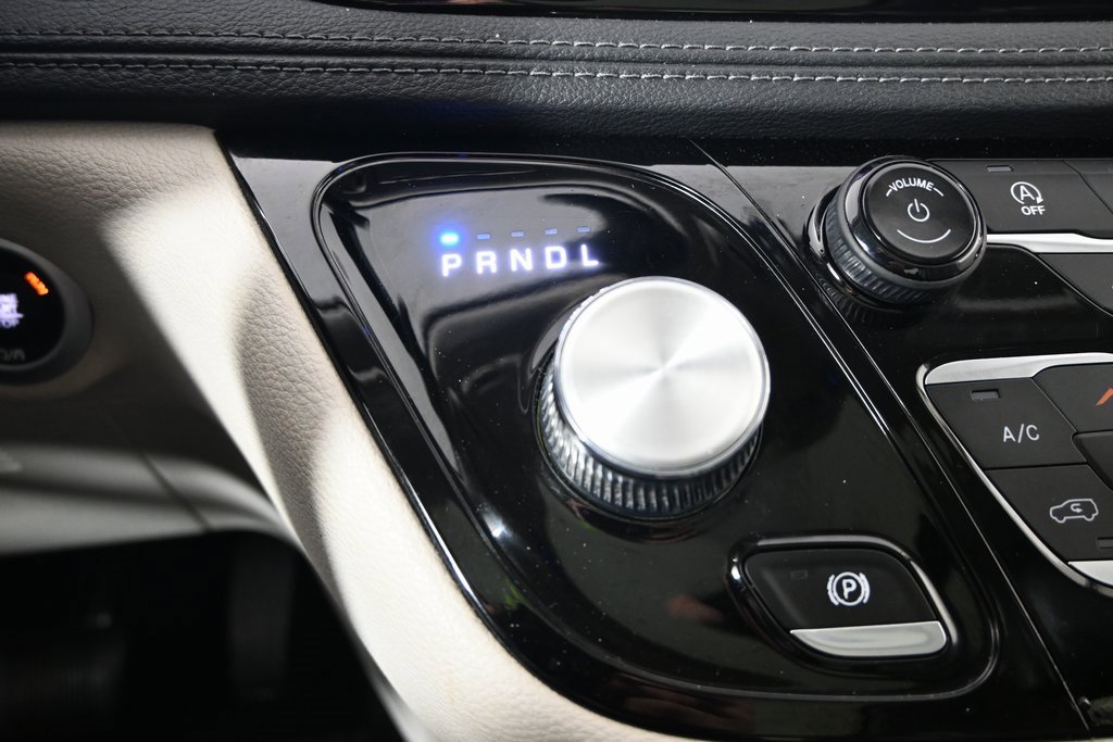 Used 2020 Chrysler Pacifica Limited image 35