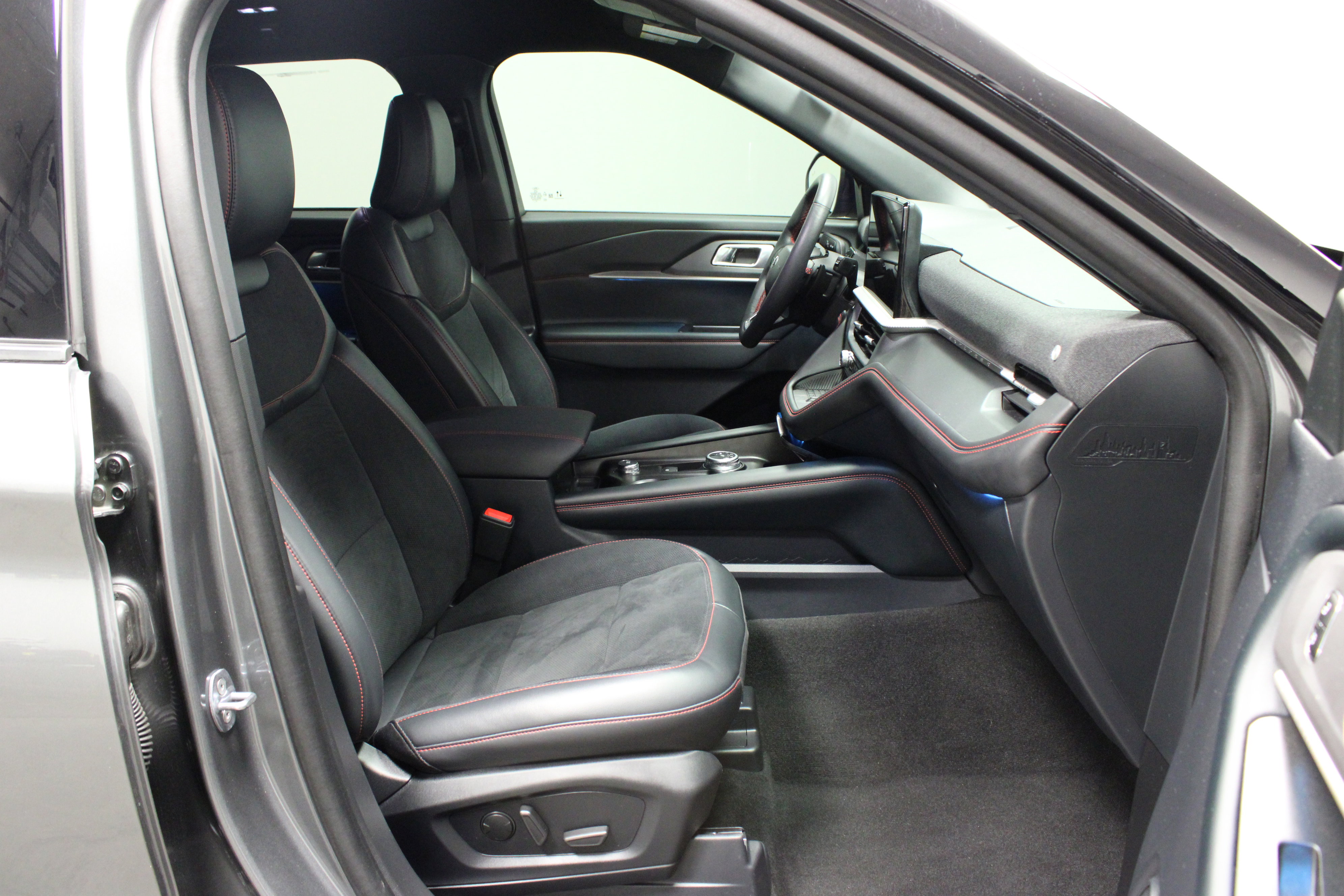 Used 2025 Ford Explorer ST image 17