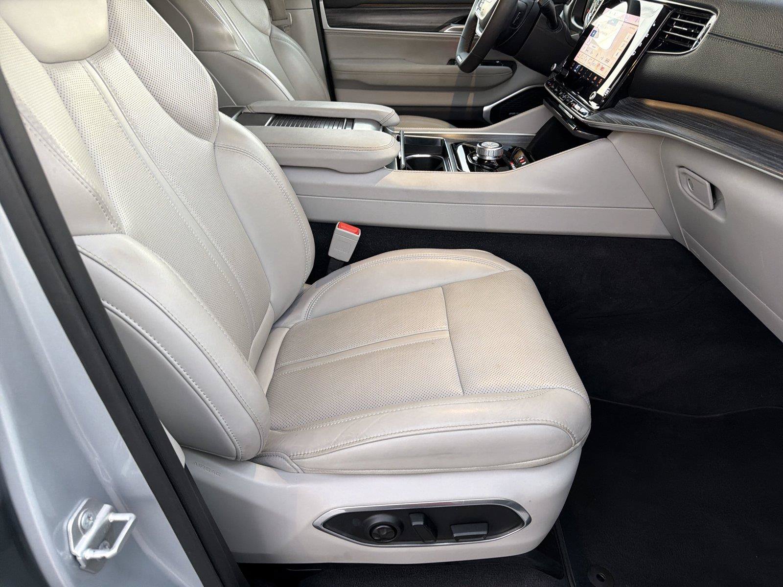 Used 2024 Jeep Wagoneer Series II w/ Flexible Seating Group RWD image 12