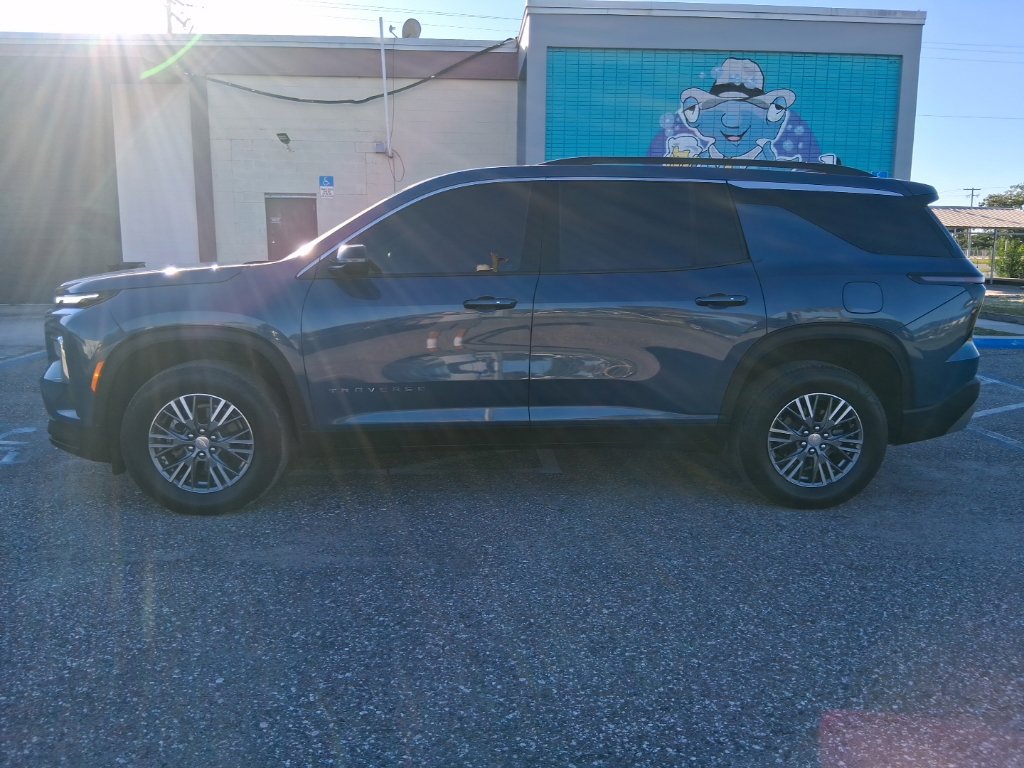 Used 2025 Chevrolet Traverse LT FWD image 6