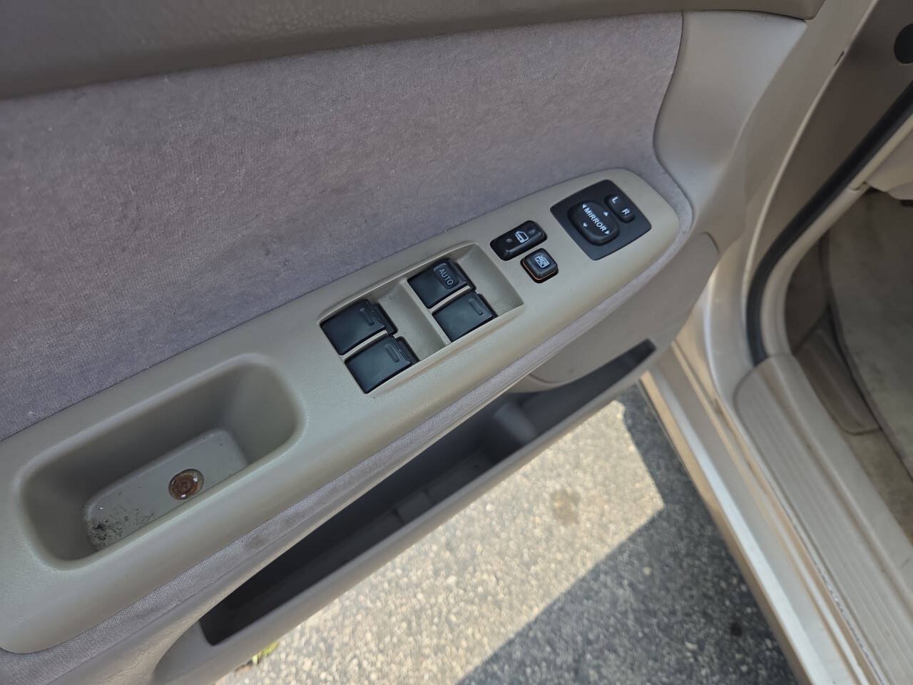 Used 2004 Toyota Camry LE FWD image 10