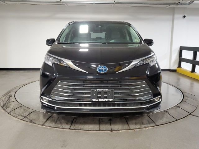 Used 2024 Toyota Sienna Limited image 3
