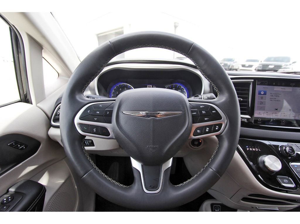 Used 2023 Chrysler Pacifica Touring-L image 15