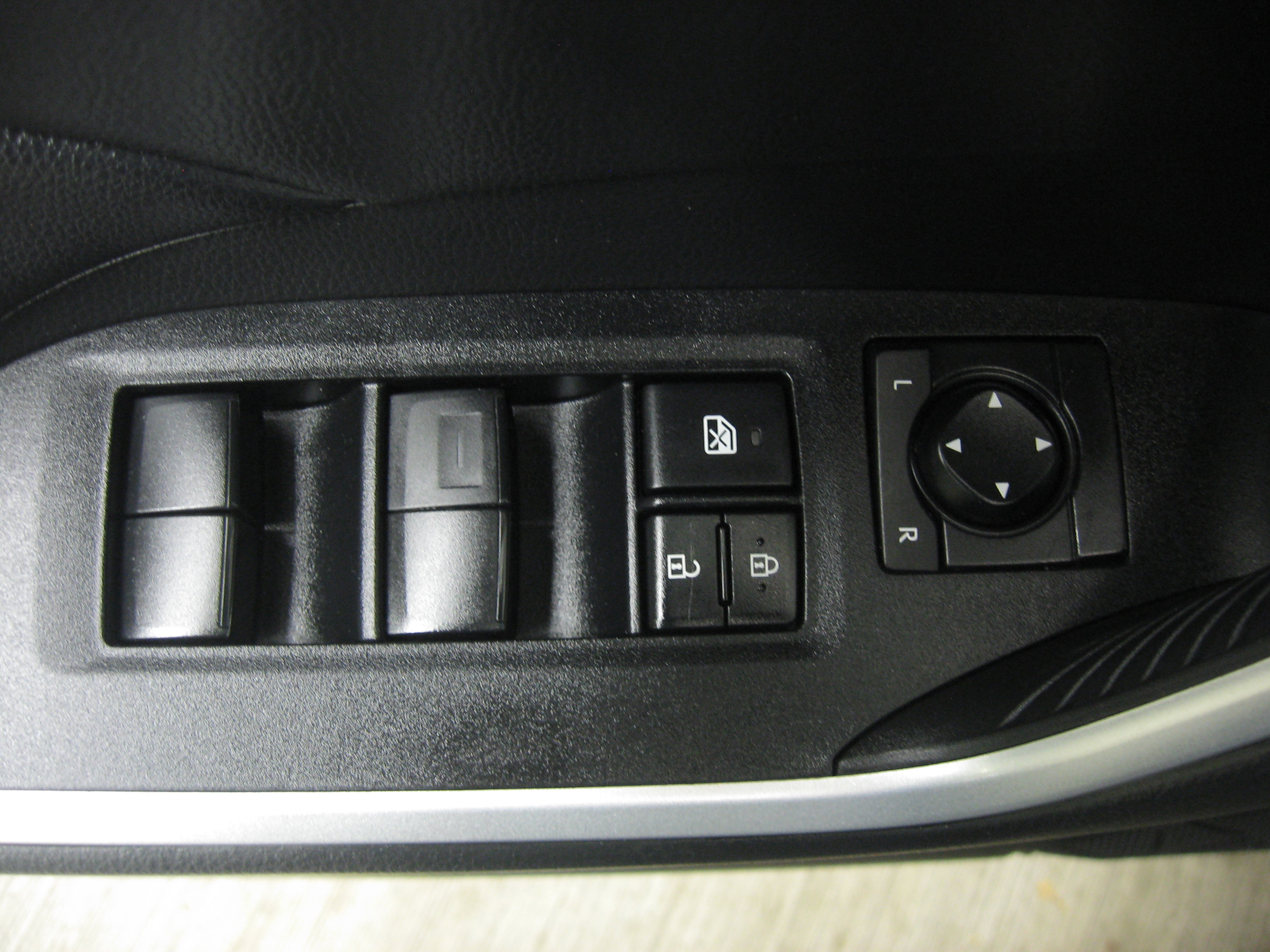 Used 2021 Toyota RAV4 XLE w/ Convenience Package image 12