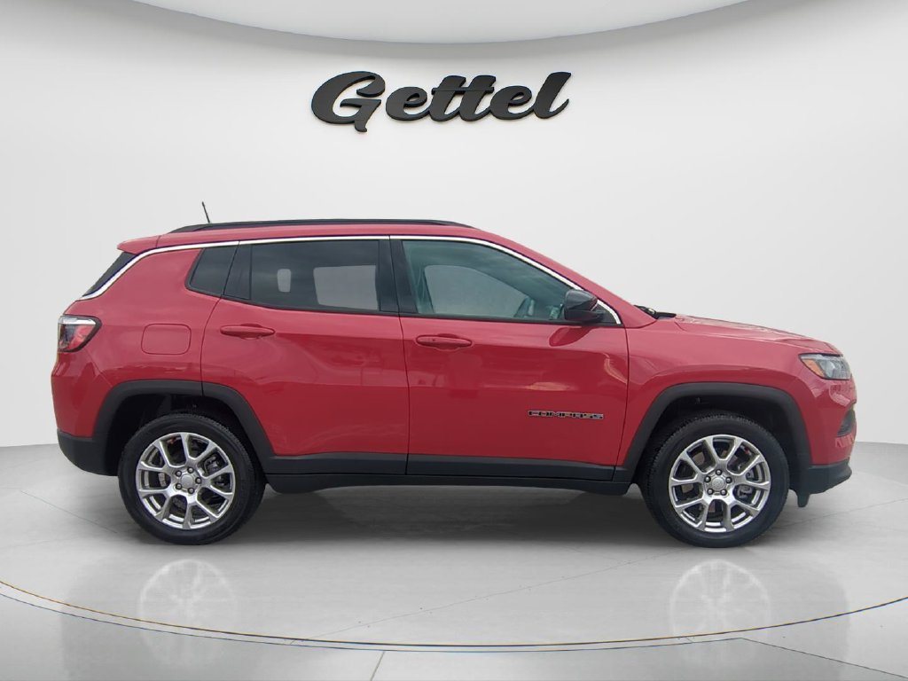 Used 2023 Jeep Compass Latitude AWD/4WD image 4