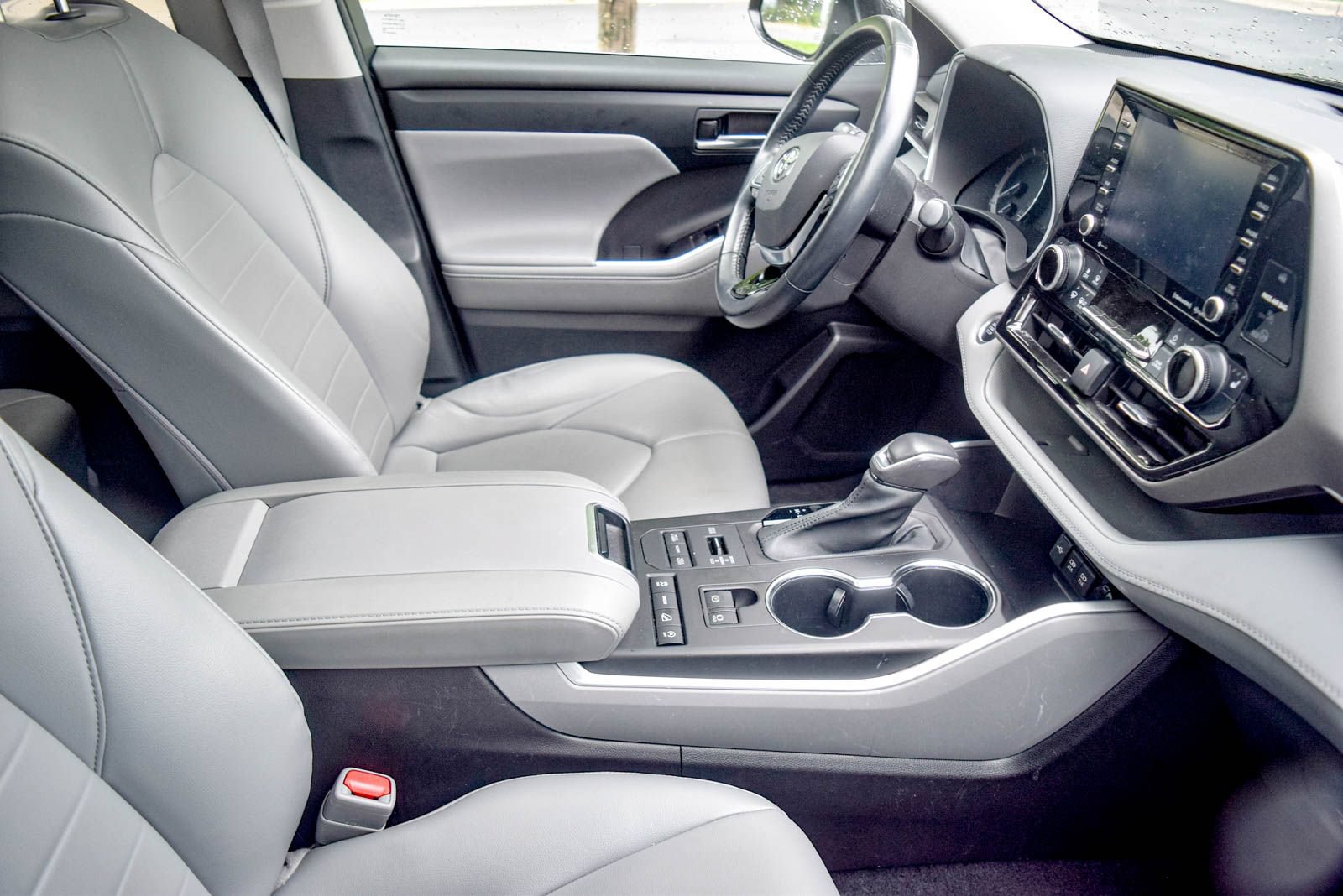 Used 2021 Toyota Highlander XLE AWD/4WD image 8