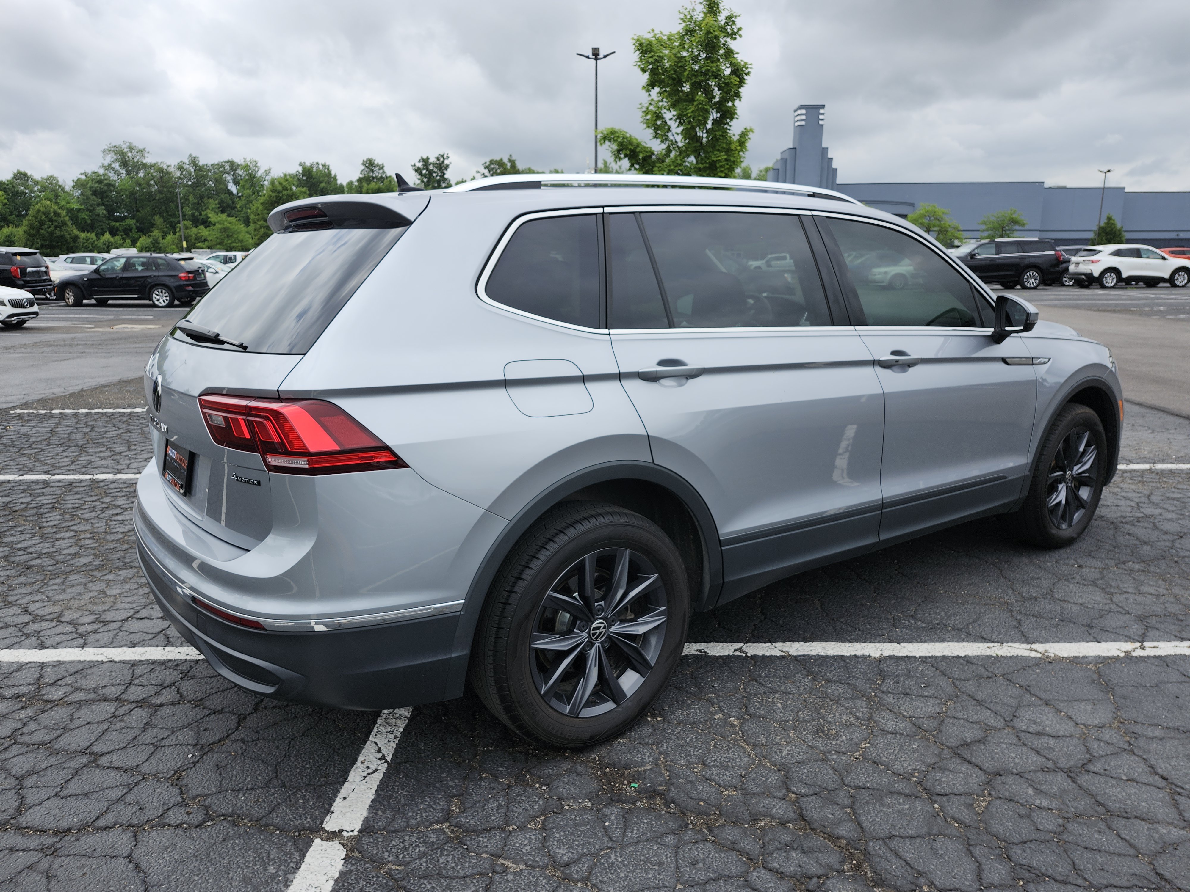 Used 2022 Volkswagen Tiguan SE AWD/4WD image 17