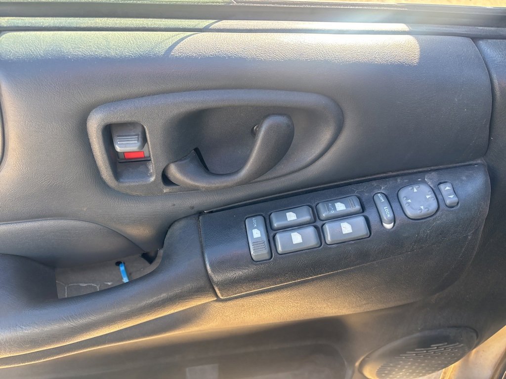 Used 2001 Chevrolet Blazer LT w/ Preferred Equipment Group image 10