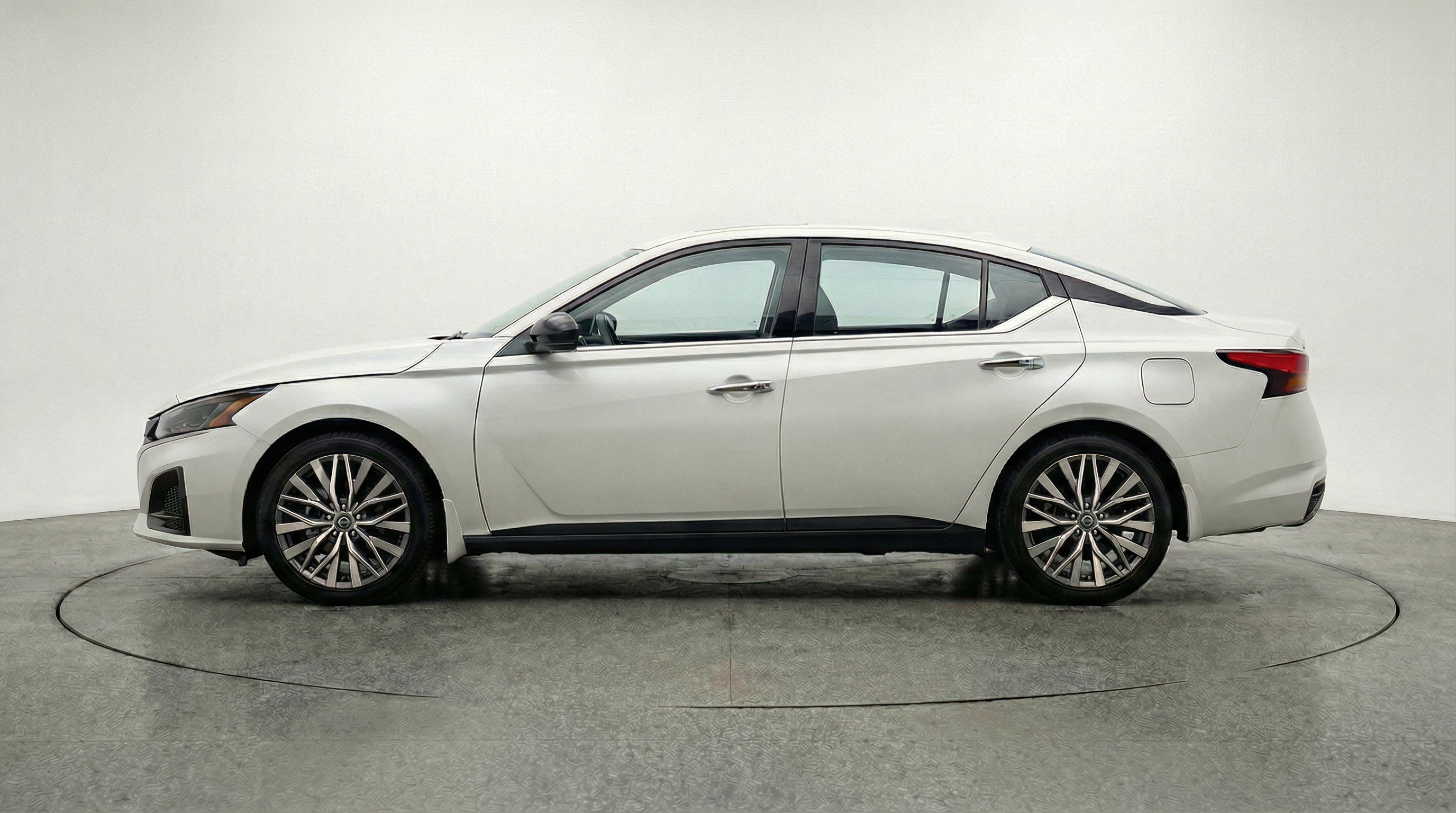 Used 2025 Nissan Altima 2.5 SV image 5