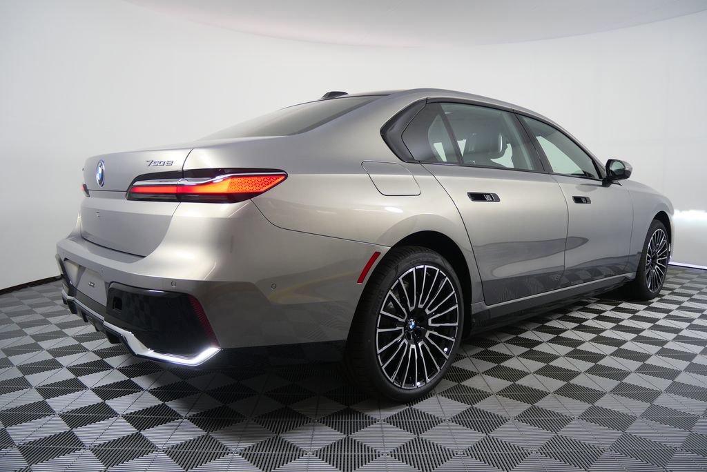 Used 2026 BMW 750e xDrive 750e xDrive w/ Executive Package image 3