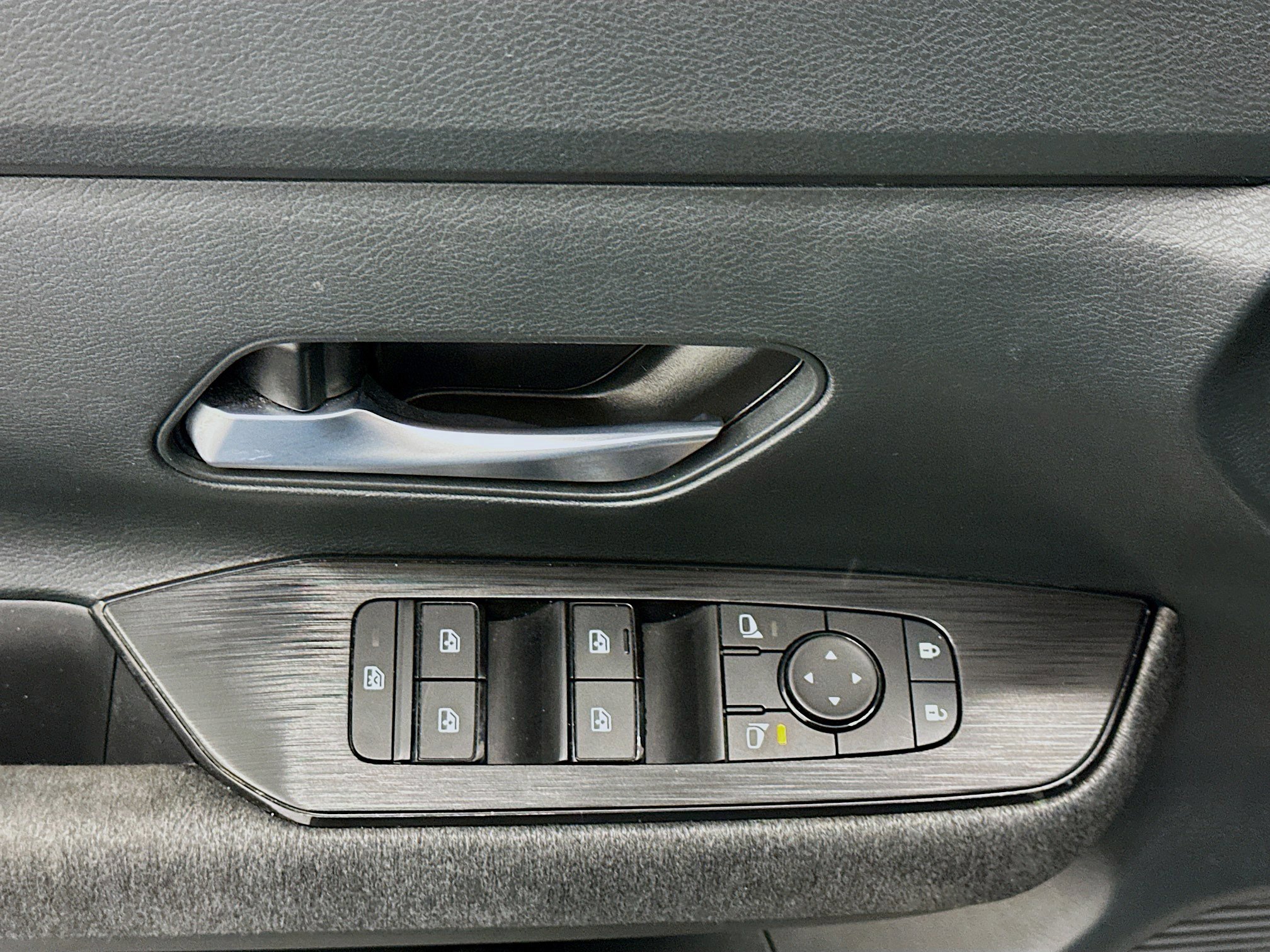 Used 2025 Nissan Kicks SV image 15