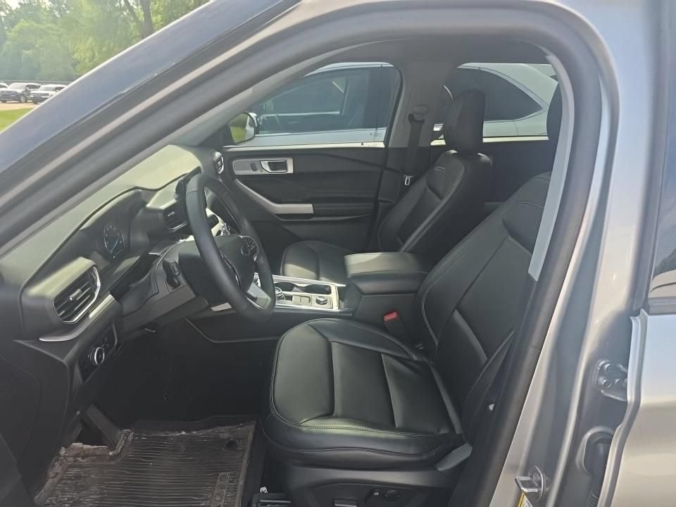 Used 2024 Ford Explorer XLT w/ Equipment Group 202A AWD/4WD image 6