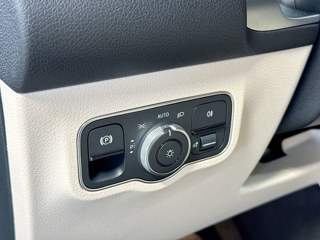 Used 2023 Mercedes-Benz EQB 300 4MATIC image 27