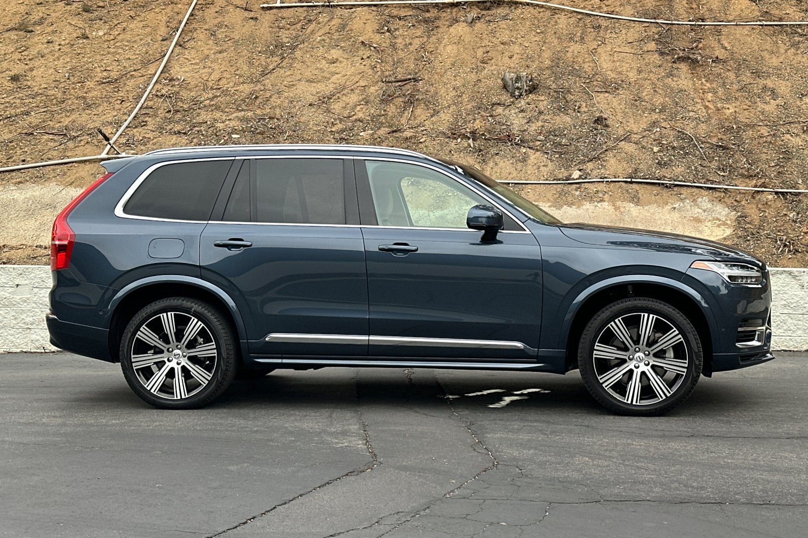 Used 2025 Volvo XC90 T8 Plus AWD/4WD image 3