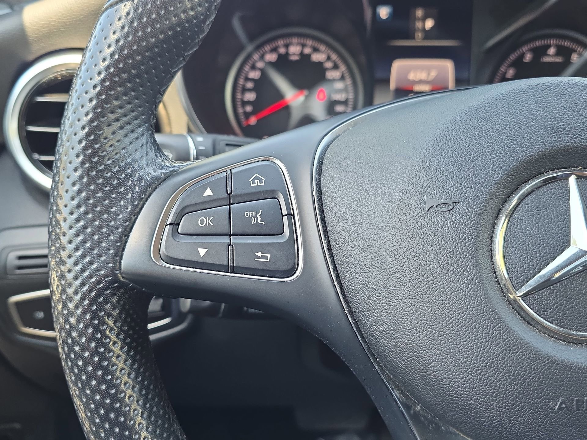 Used 2019 Mercedes-Benz GLC 300 4MATIC image 17