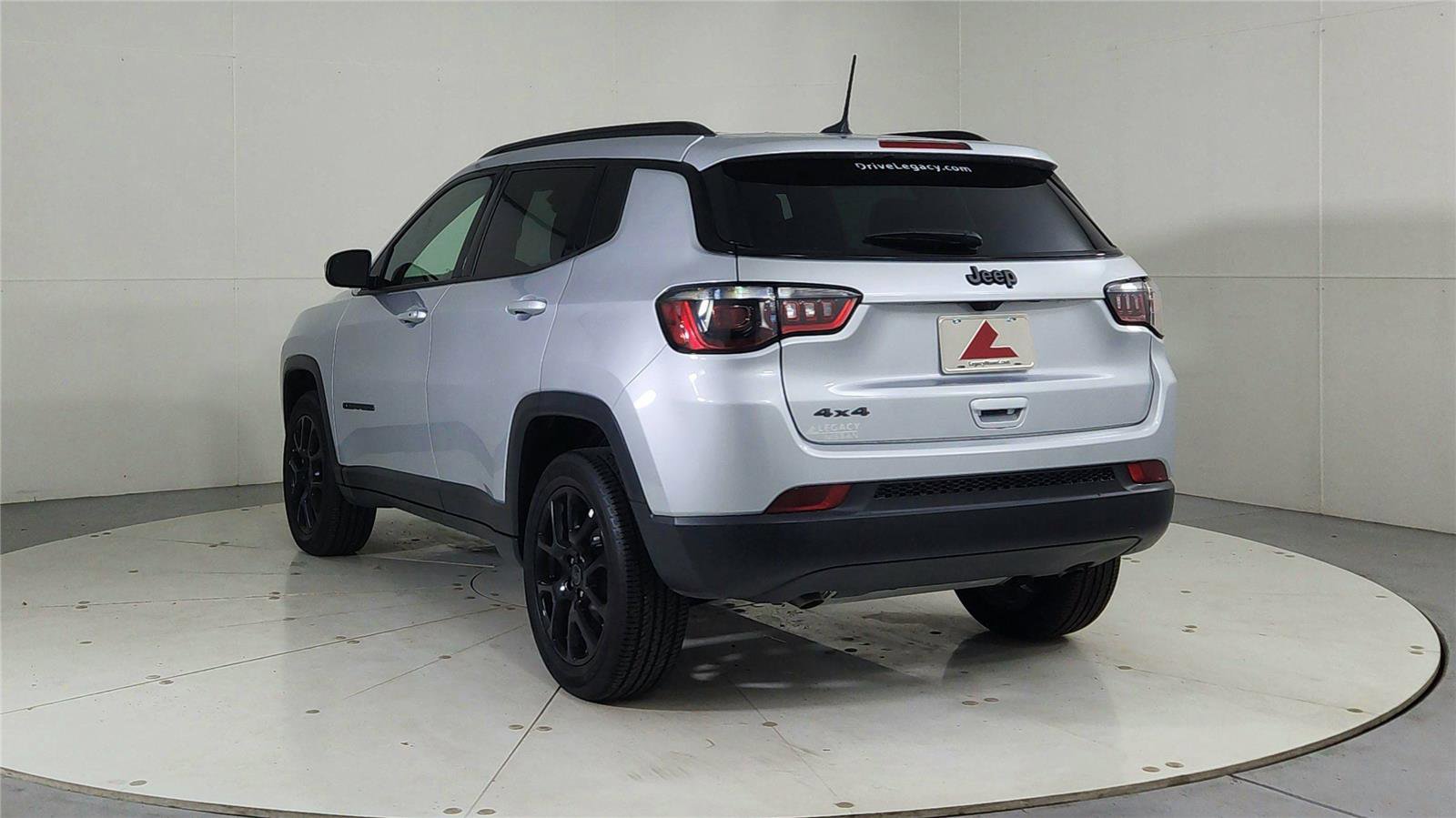Used 2025 Jeep Compass Latitude w/ Convenience Group image 5