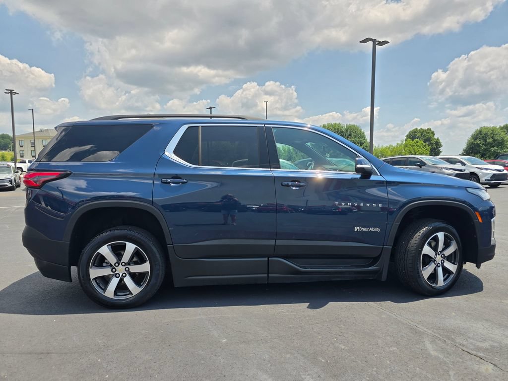 Used 2023 Chevrolet Traverse LT w/ LT Premium Package FWD image 9