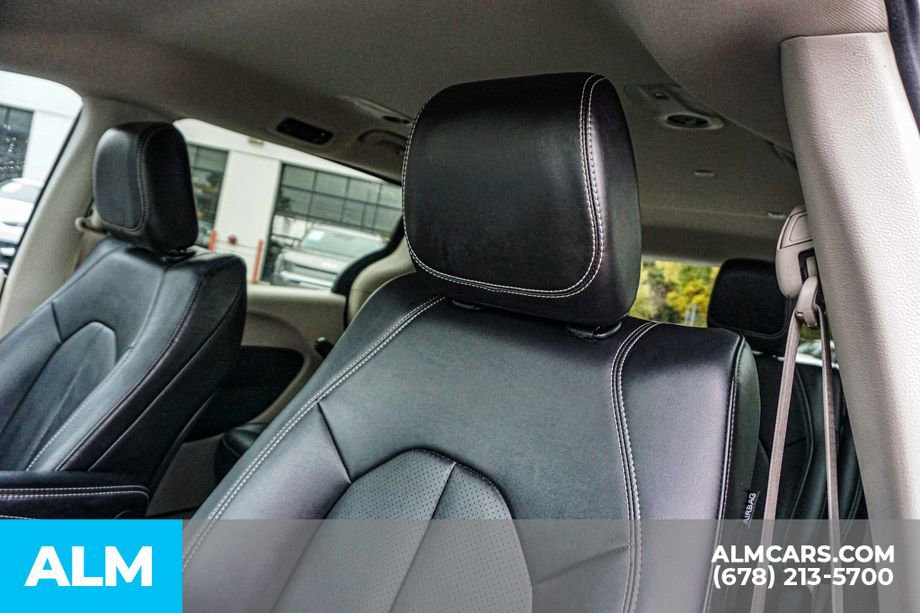 Used 2024 Chrysler Pacifica Select image 19