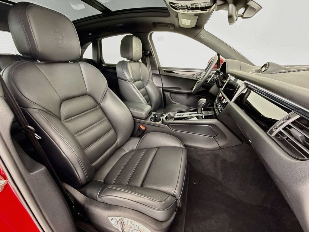 Certified 2025 Porsche Macan AWD/4WD image 30