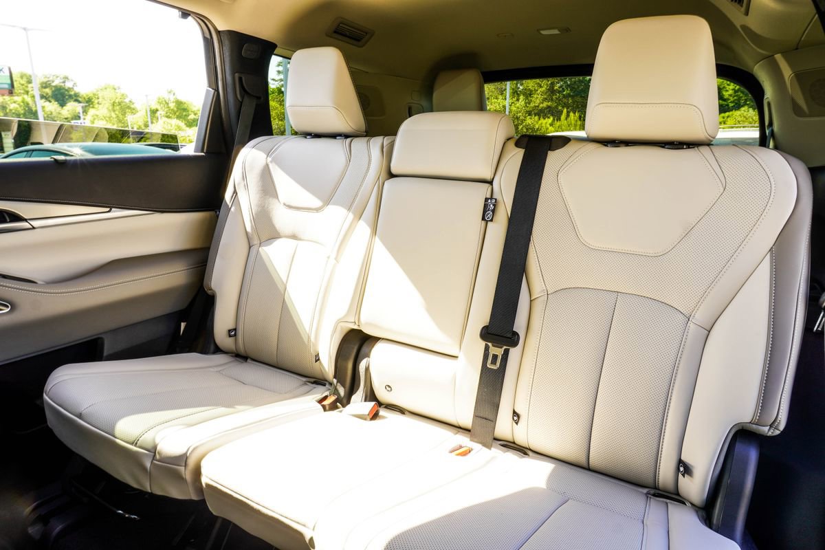 Certified 2026 INFINITI QX60 Luxe w/ Family Package FWD image 39