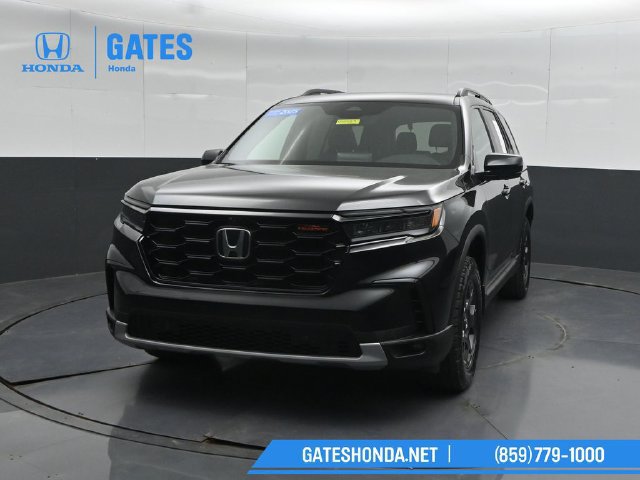 Certified 2025 Honda Pilot TrailSport image 5
