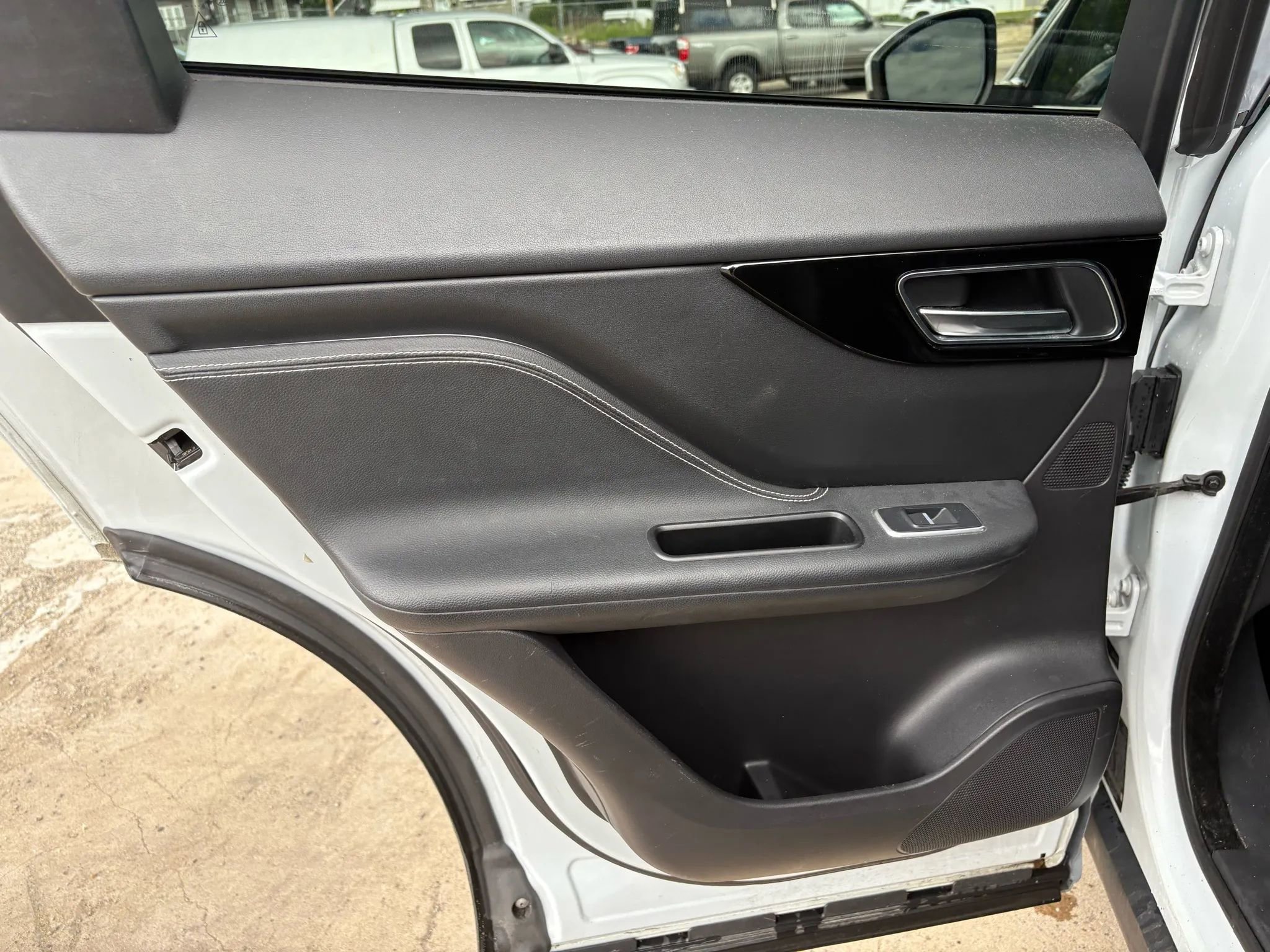 Used 2017 Jaguar F-PACE R-Sport image 12