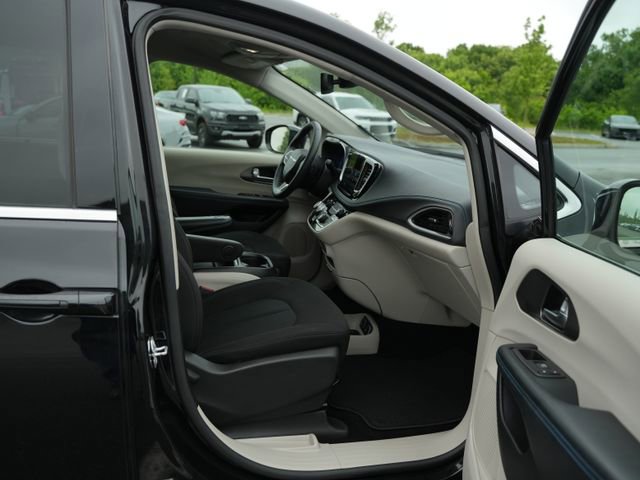 Used 2021 Chrysler Pacifica Touring FWD image 17