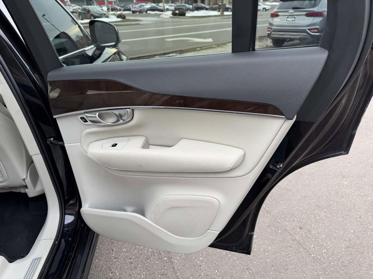 Used 2019 Volvo XC90 T5 Momentum w/ Protection Package Premier image 18