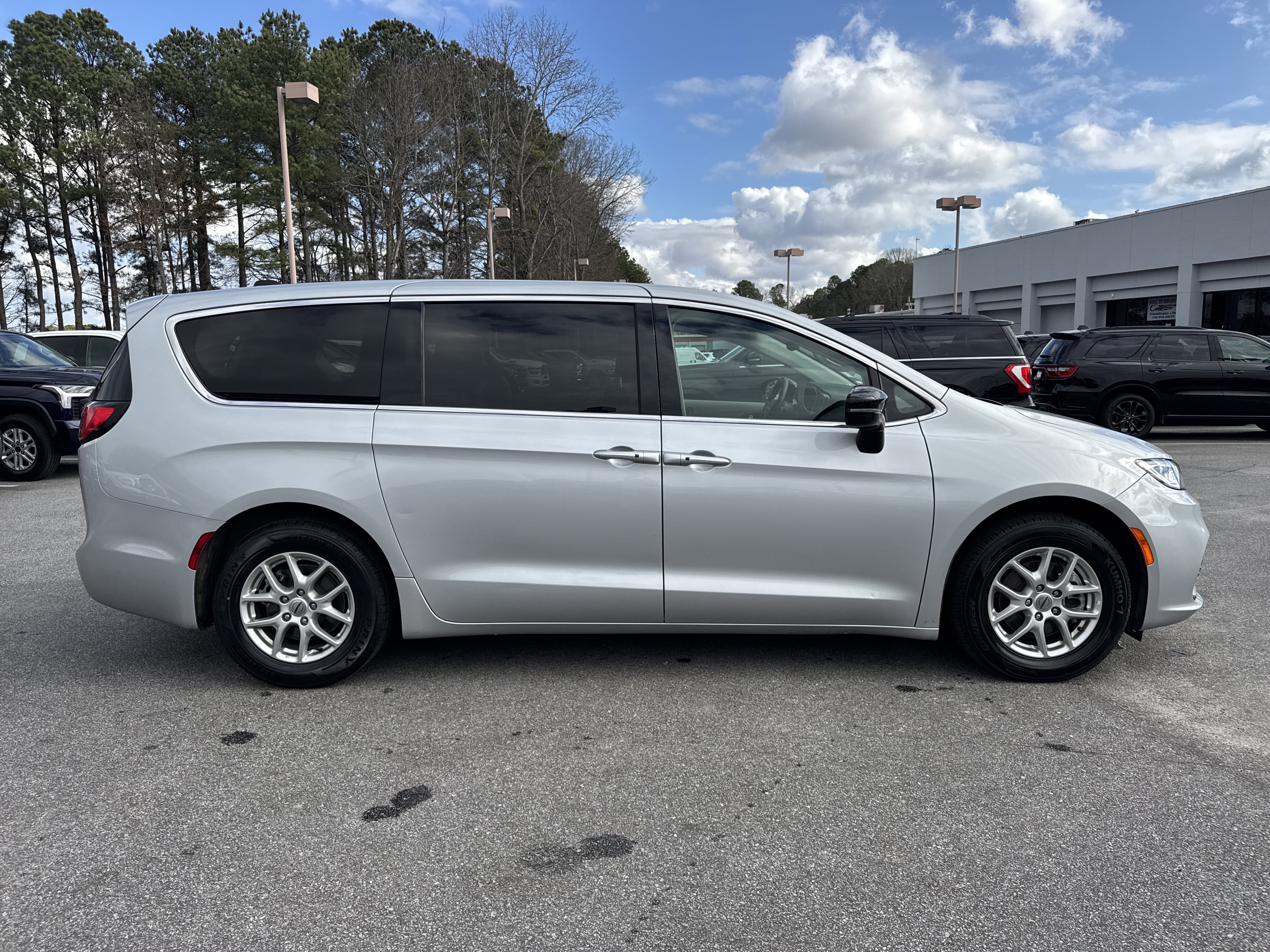 Used 2024 Chrysler Pacifica Touring-L image 5