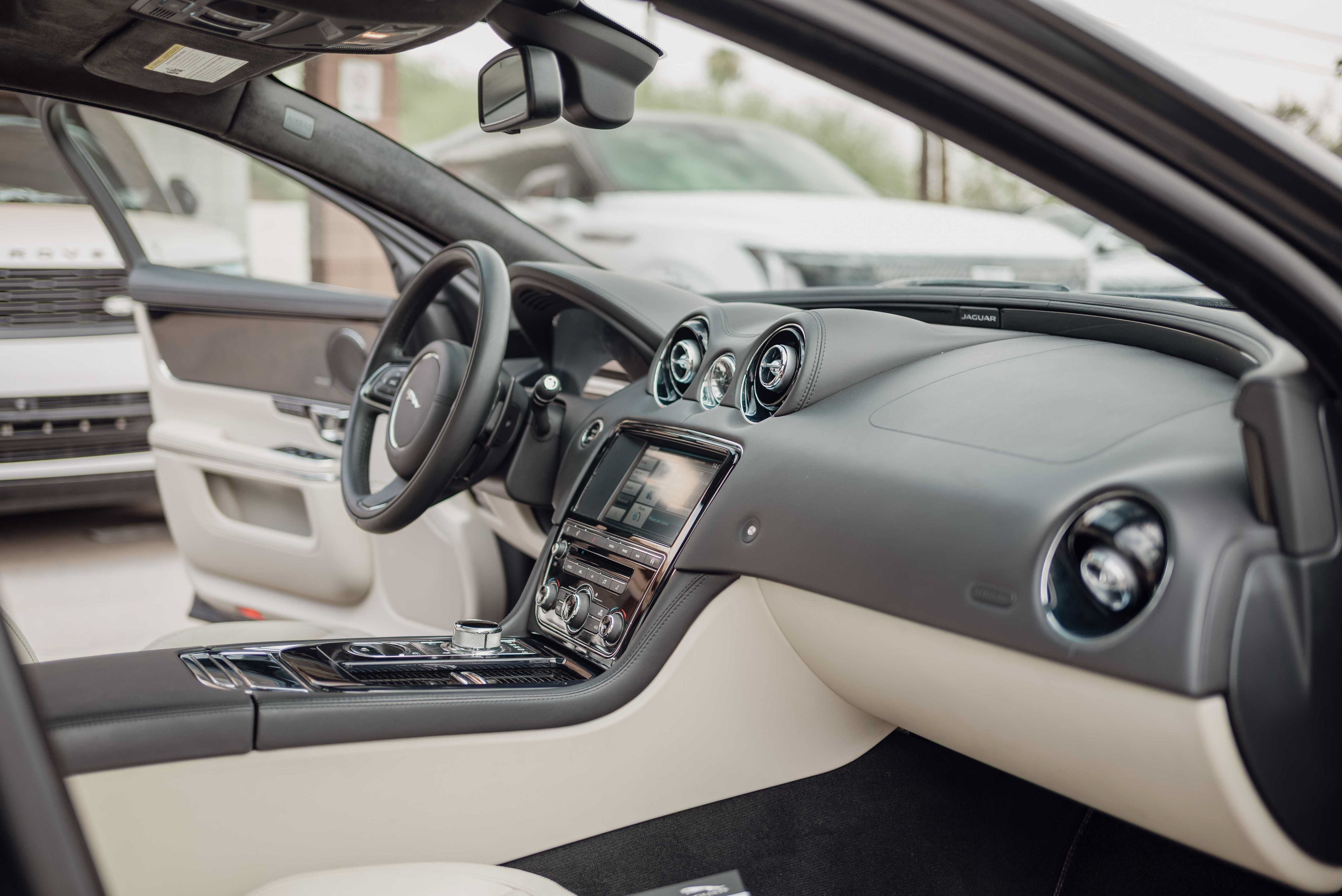 Used 2015 Jaguar XJ RWD image 16