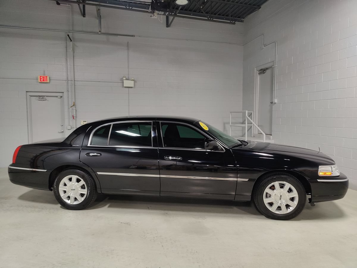 Used 2011 Lincoln Town Car Executive L RWD image 5