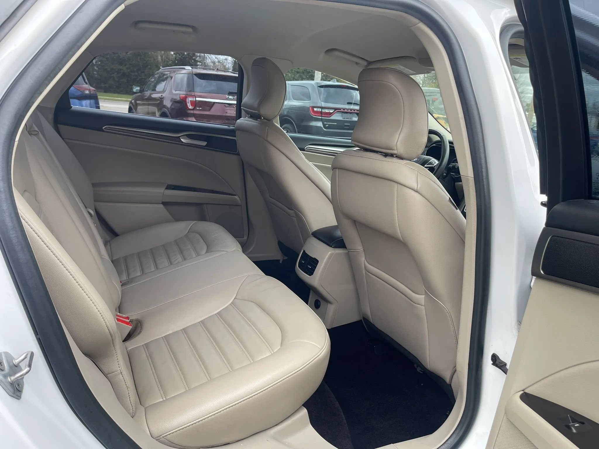 Used 2017 Ford Fusion SE w/ Fusion SE Technology Package FWD image 12