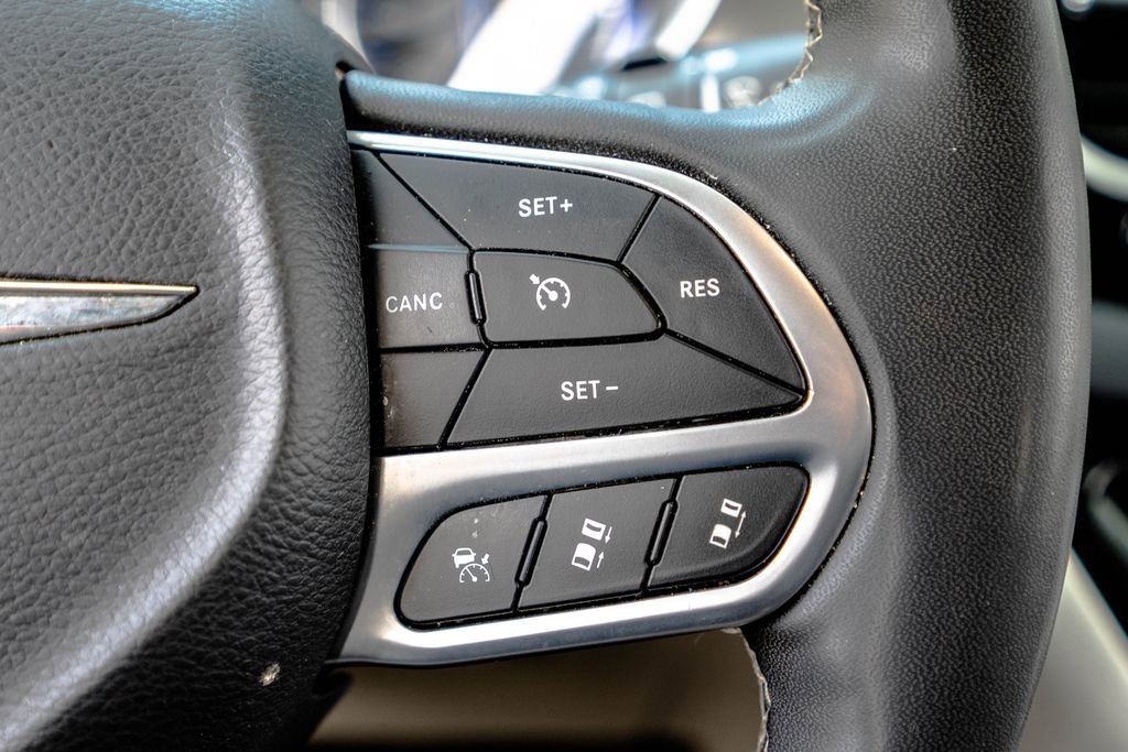 Used 2023 Chrysler Pacifica Touring-L FWD image 16